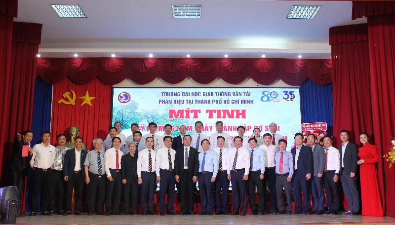 Biểu tượng hoặc hình ảnh minh họa các ứng dụng thực tế của giờ UTC trong các lĩnh vực (tài chính, công nghệ, du lịch, logistics).